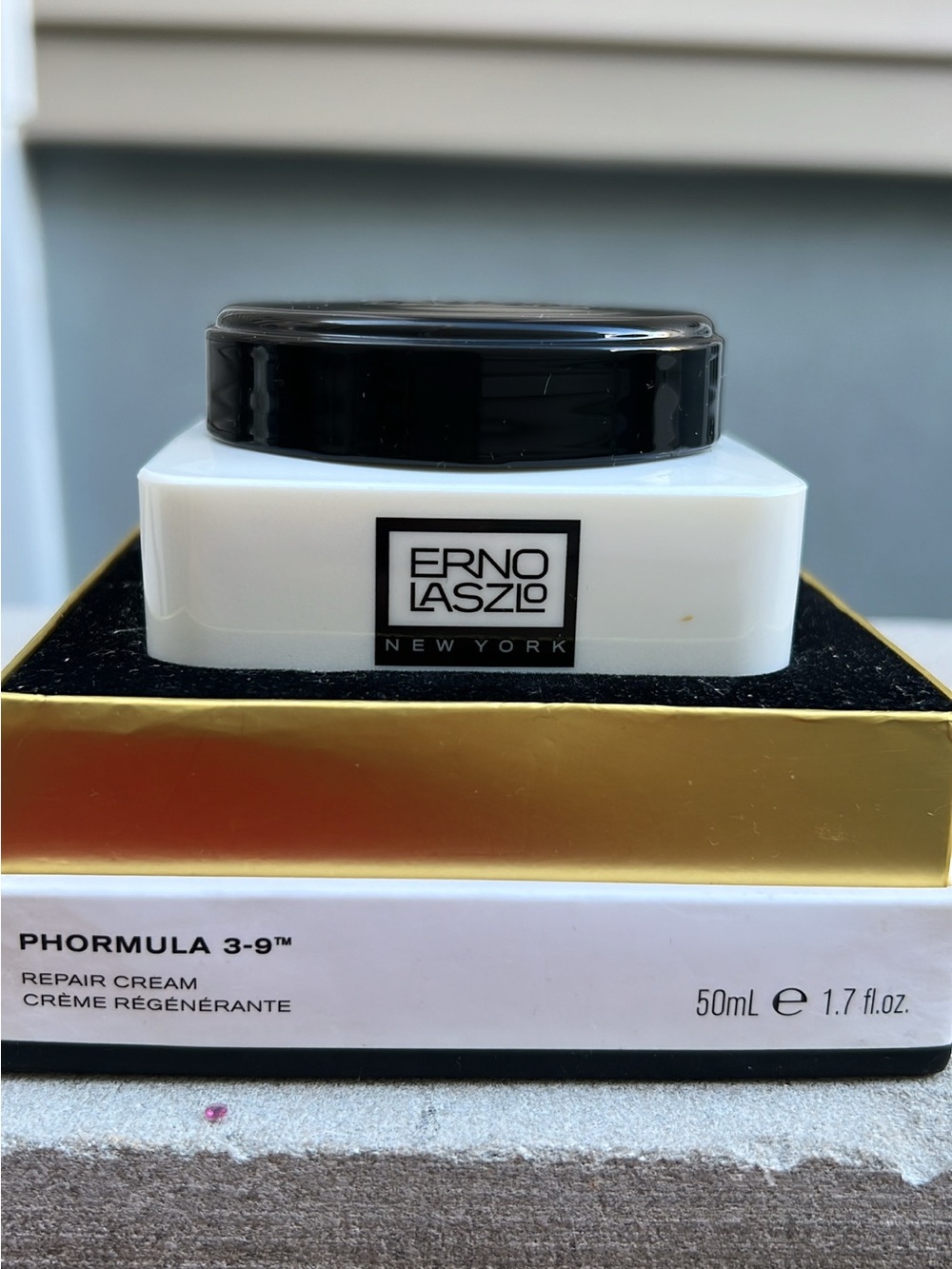 Marilyn Monroe’s favorite skincare brand. 
ERNO LASZLO 3-9 REPAIR CREAM CRÈME. - Picture 2 of 5